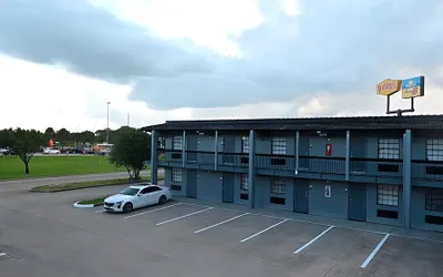 Days Inn & Suites by Wyndham Texas City