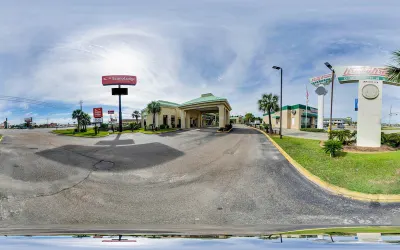 Econo Lodge Inn & Suites