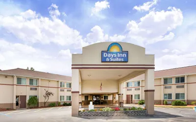 Days Inn & Suites by Wyndham Bridgeport - Clarksburg