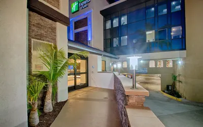 Holiday Inn Express & Suites Costa Mesa, an IHG Hotel