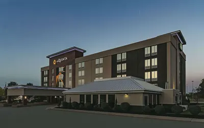 La Quinta Inn & Suites by Wyndham Cleveland Airport West