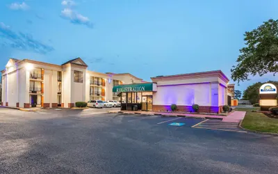 Days Inn by Wyndham Hampton Near Coliseum Convention Center