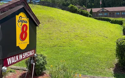 Super 8 by Wyndham Helen