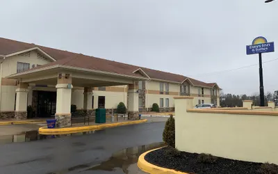 Days Inn & Suites by Wyndham Commerce