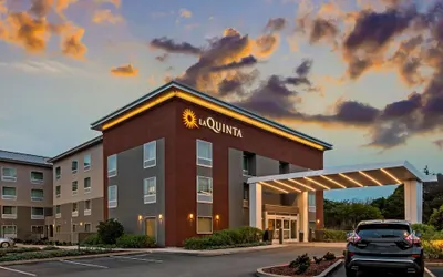 La Quinta Inn & Suites by Wyndham San Francisco Airport N