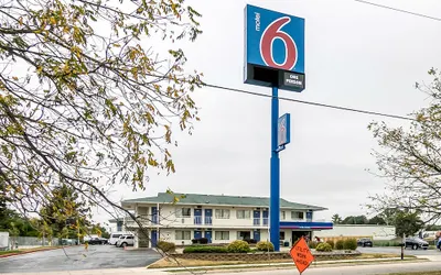 Motel 6 Janesville, WI