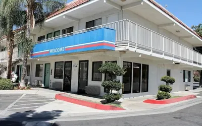 Motel 6 Bakersfield, CA - Convention Center