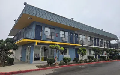 Super 8 by Wyndham Tracy