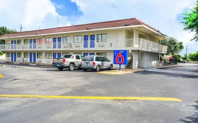 Motel 6 Huntsville, TX