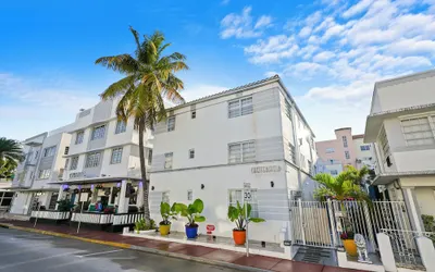 Chesterfield Hotel & Suites