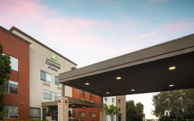 Holiday Inn Express Suites Belmont, an IHG Hotel