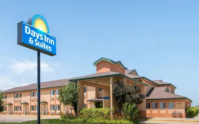 Days Inn & Suites by Wyndham Wichita