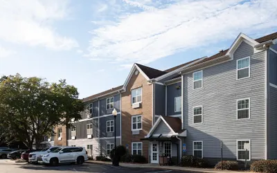 Alluxsuites at 1876, an Ascend Collection Hotel