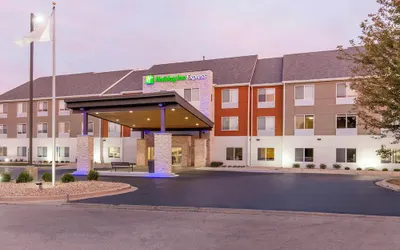 Holiday Inn Express & Suites Chicago West - St Charles by IHG