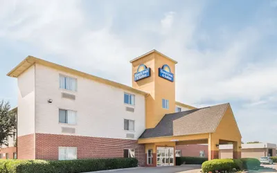 Days Inn & Suites by Wyndham Dallas