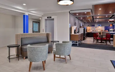 Holiday Inn Express & Suites North Kansas City by IHG