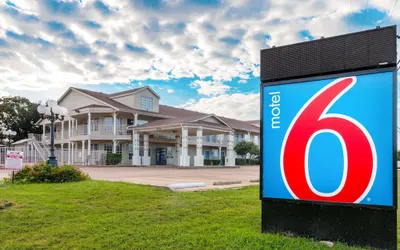 Motel 6 Waxahachie, TX