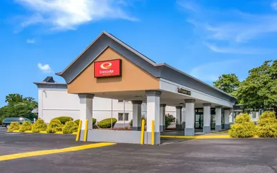 Econo Lodge Inn & Suites