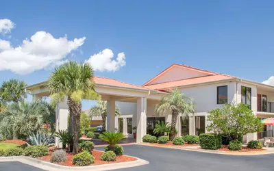 Days Inn & Suites by Wyndham Navarre - near Beaches/Hurlburt