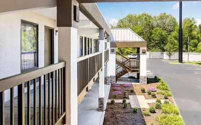 Farragut Inn & Suites