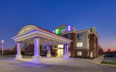 Holiday Inn Express & Suites Detroit - Farmington Hills, an IHG Hotel