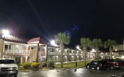 Days Inn & Suites by Wyndham Charleston Airport West