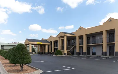 Super 8 by Wyndham Clarksville Northeast