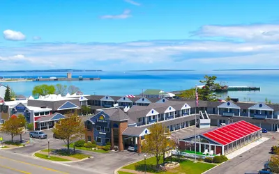 Days Inn by Wyndham Mackinaw City - Lakeview