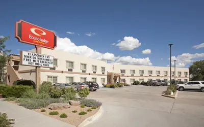 Econo Lodge Inn & Suites