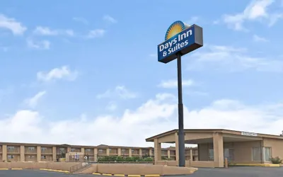 Days Inn & Suites by Wyndham Santa Rosa