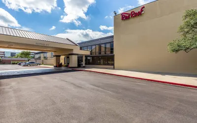 Red Roof Inn PLUS+ & Suites Houston - IAH Airport SW
