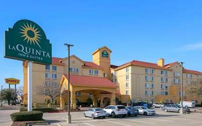 La Quinta Inn & Suites by Wyndham DFW Airport South / Irving