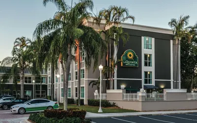 La Quinta Inn & Suites by Wyndham Plantation at SW 6th St