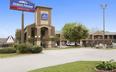 Howard Johnson by Wyndham Grand Prairie Near Lone Star Park