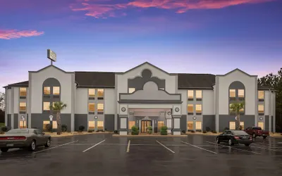 Best Western Bradbury Inn & Suites