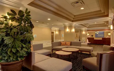 Holiday Inn Express & Suites Alpharetta - Windward Parkway, an IHG Hotel