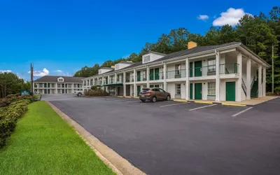 Quality Inn & Suites near Lake Oconee