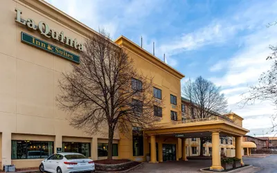 La Quinta Inn & Suites by Wyndham Milwaukee Bayshore Area