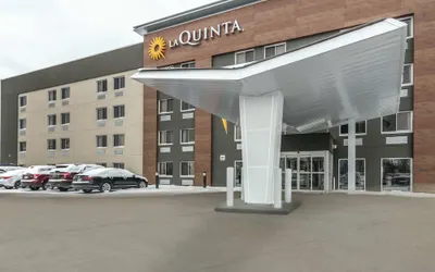 La Quinta Inn & Suites by Wyndham Cleveland - Airport North