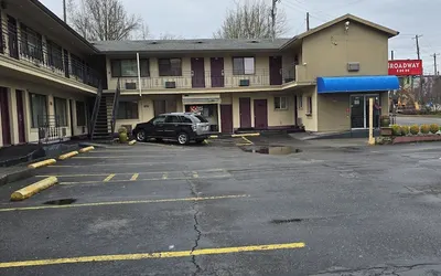 Broadway Inn
