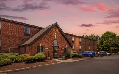 HomeTowne Studios & Suites by Red Roof Greensboro