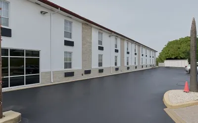 Belmont Inn & Suites