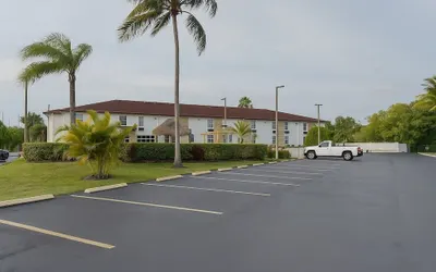 Belmont Inn & Suites