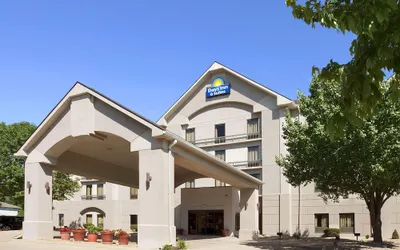 Days Inn & Suites by Wyndham Cedar Rapids