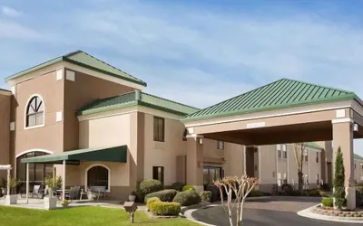 Spring Lake Inn & Suites - Fayetteville