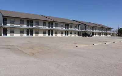 Super 8 by Wyndham Hobbs