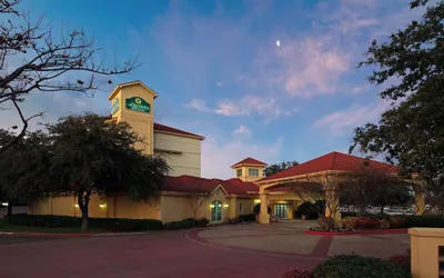 La Quinta Inn & Suites by Wyndham Dallas Arlington South