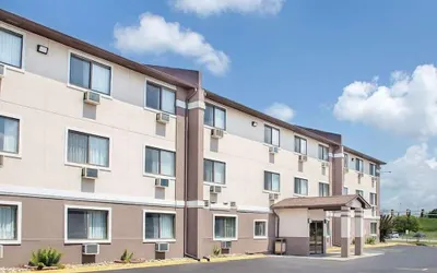 Boarders Inn & Suites by Cobblestone Hotels - Waterloo/Cedar Falls