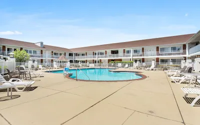 Days Inn & Suites by Wyndham Roseville/Detroit Area