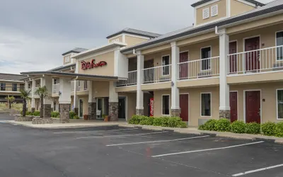 Red Roof Inn & Suites Calhoun